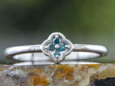 Ring mit blauen Diamanten