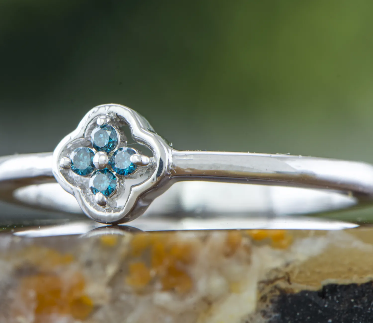 Ring mit blauen Diamanten
