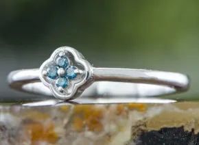Ring mit blauen Diamanten