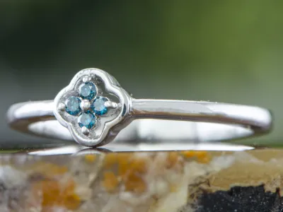 Ring mit blauen Diamanten