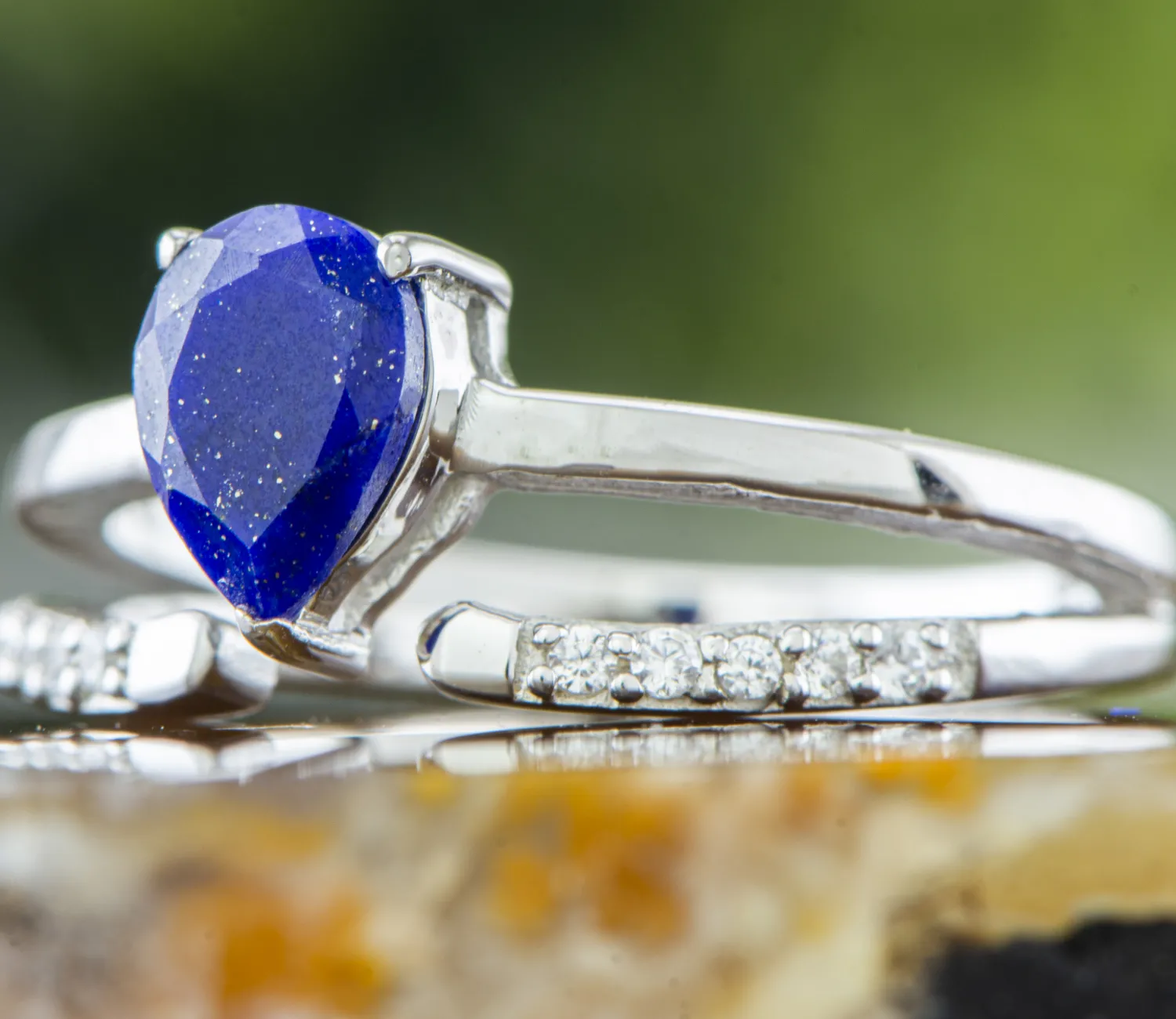 Ring mit Lapislazuli
