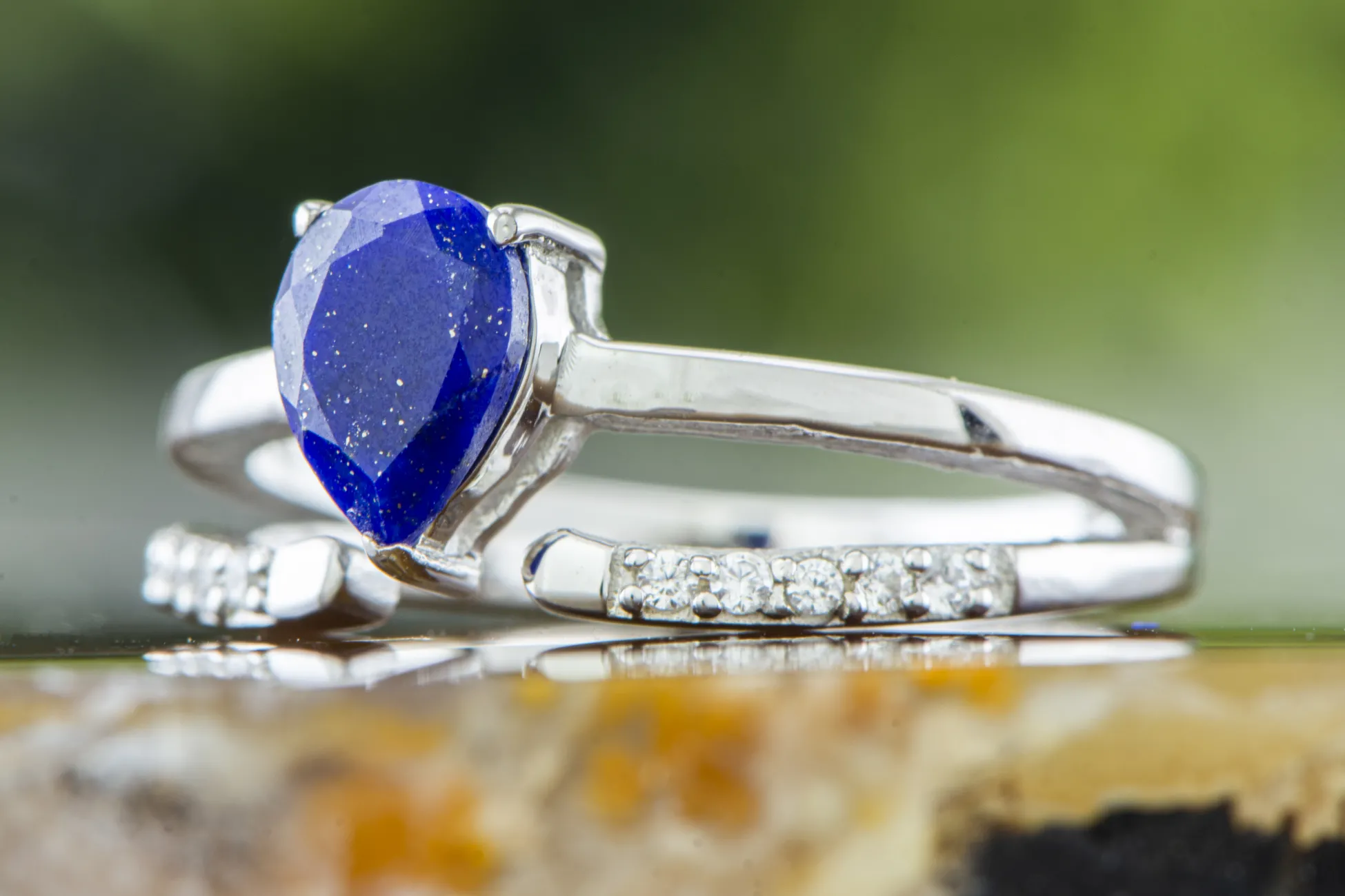 Ring mit Lapislazuli