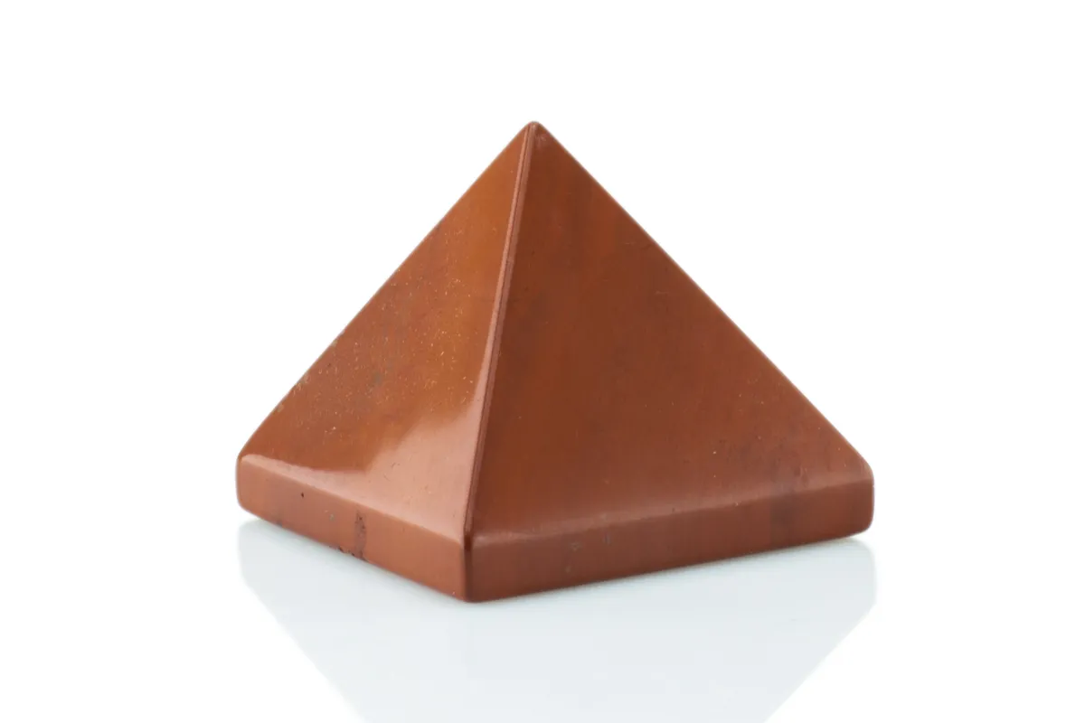 Pyramide aus rotem Jaspis