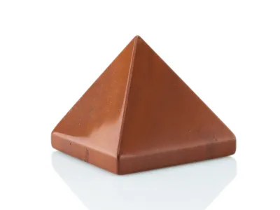 Pyramide aus rotem Jaspis