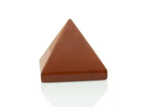 Pyramide aus rotem Jaspis