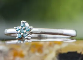 Silberring mit blauen Diamanten
