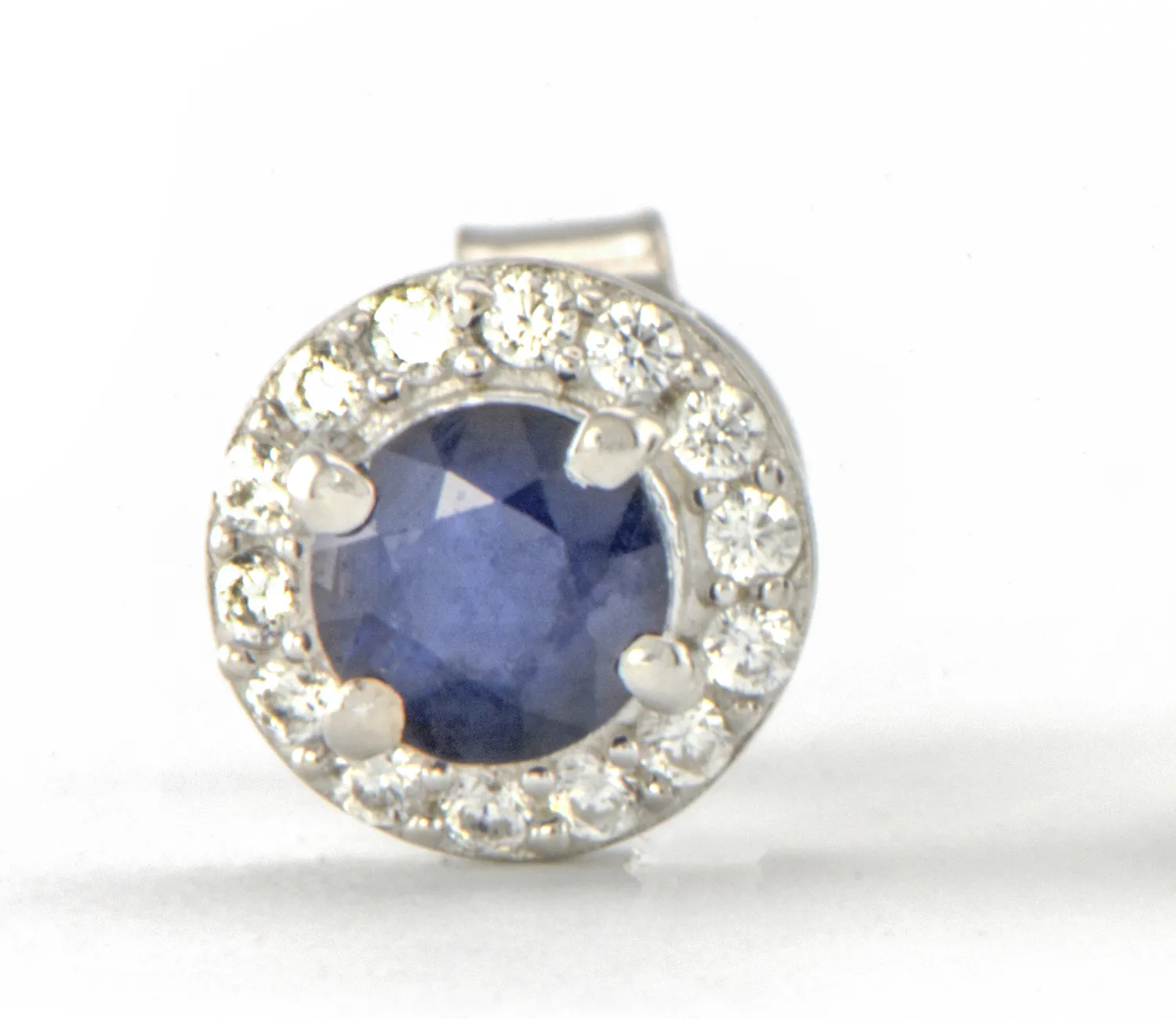 Silberohrstecker mit blauem Saphir