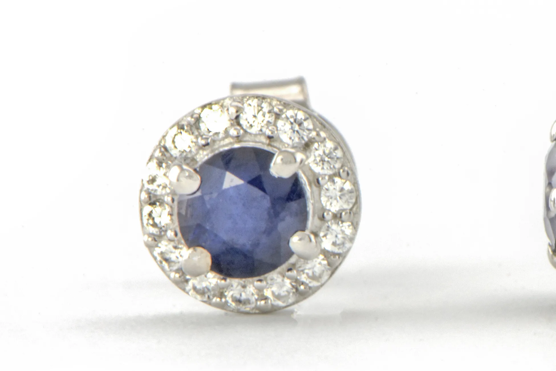 Silberohrstecker mit blauem Saphir