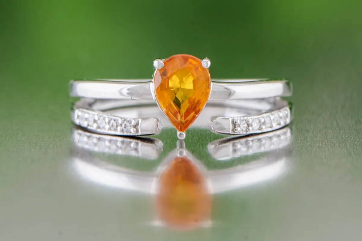 Silberring mit orangefarbenem Saphir