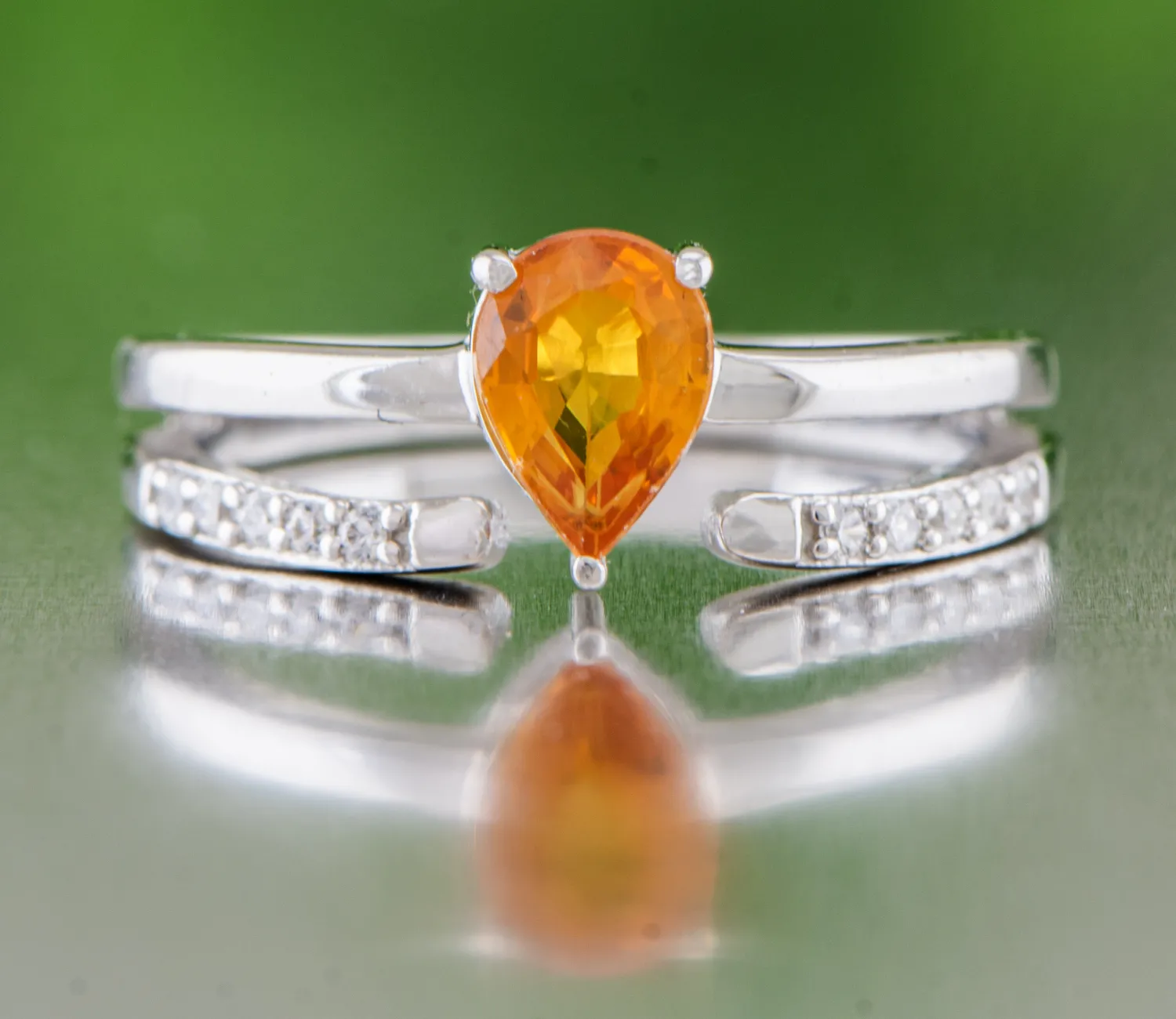 Silberring mit orangefarbenem Saphir
