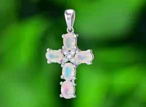 Silbernes Kreuz mit Opal