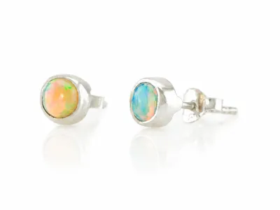 Silberohrringe mit natürlichem Opal