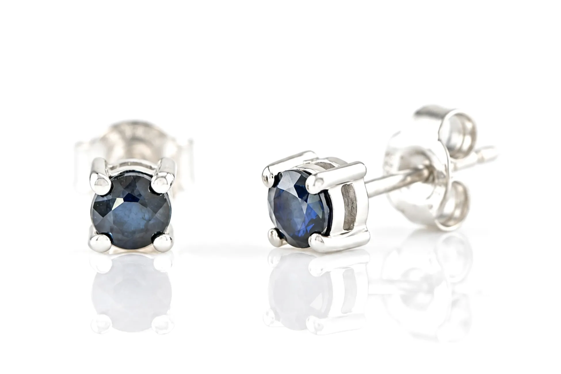 Silberohrringe mit natürlichem Blauem Saphir